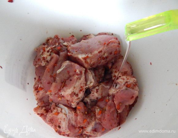 Добавить подсолнечное масло. Каждый кусочек хорошо помять и обмазать маслом.