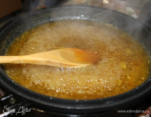 К распустившемуся сахару добавьте цитрусовую цедру,  горячий сок лимона и апельсина, когда сироп закипит, добавьте сливочное масло и продолжайте уваривать сироп до однородного состояния. В небольшом количестве воды разведите крахмал и добавьте к соусу, чтобы немного сделать его гуще.