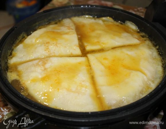 Сложите креп пополам, погрузите в соус, сложите еще раз, добавьте остальные, так же складывая, и проварите на медленном огне, чтобы они хорошо пропитались соусом. Достаточно 1-2 минут.