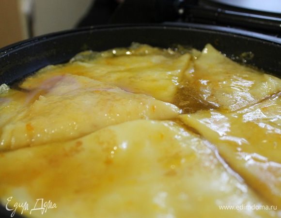 Далее вылейте на готовые крепы коньяк и подожгите. Сложно мне было сделать эту  фотографию, не успела щелкнуть затвором, пока горела вся поверхность. Это очень завораживает.