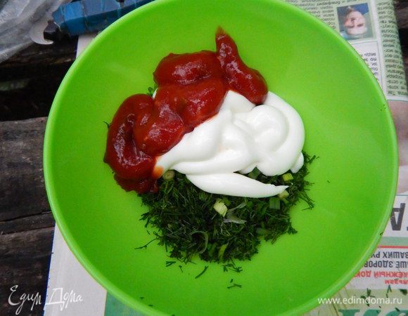 Укроп и лук зеленый мелко нарезать. Смешать все ингредиенты для соуса.