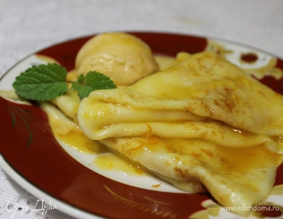 Подавайте блинчики, щедро поливая соусом, дополнив шариком мороженого.
Приятного аппетита!