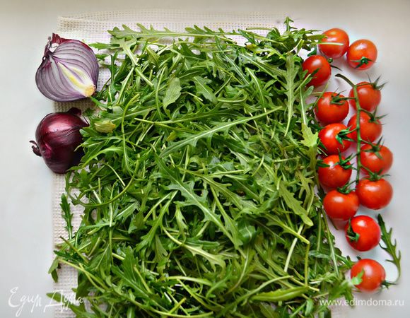 Руколу, помидоры черри помыть, обсушить. Помидорки разрезать пополам.