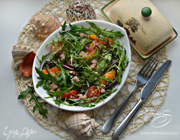 В миске смешать руколу, запеченный болгарский перец, помидоры, лук и тунец. Добавить соль и перец по вкусу. Заправить бальзамическим уксусом, горчичным маслом фирмы Biolio и приправить сухим орегано. Приятного вам аппетита!