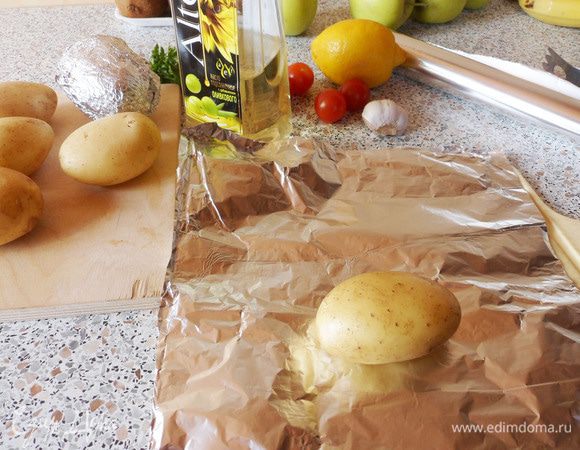 Положить на фольгу, смазать или полить совсем небольшим количеством растительного масла. Посолить.