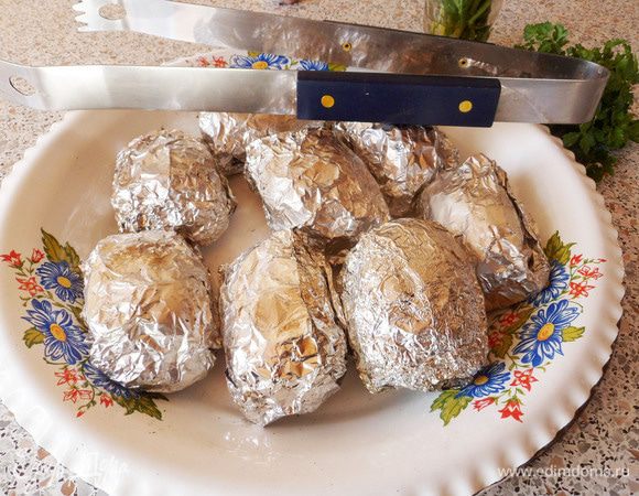 Готовый картофель выложить на блюдо. Картофель очень горячий! Все дальнейшие действия производить с осторожностью. Я обычно одеваю х\б перчатки. Можно воспользоваться полотенцем.