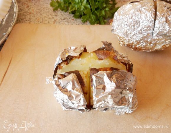 Раскрываем, немного выворачивая картофелину. Края фольги немного отогнуть.