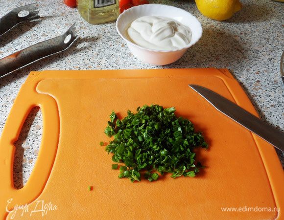 Для соуса измельчаем любую зелень. У меня перья зеленого лука, укроп, петрушка и немного перьев чесночного лука. Все, что нашлось на грядках.