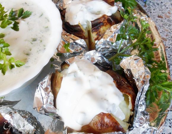 На каждую картофелину выложить сметанный соус.