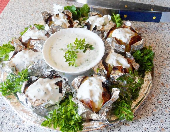 Оставшийся соус поставить в центр блюда. Подавать сразу же.