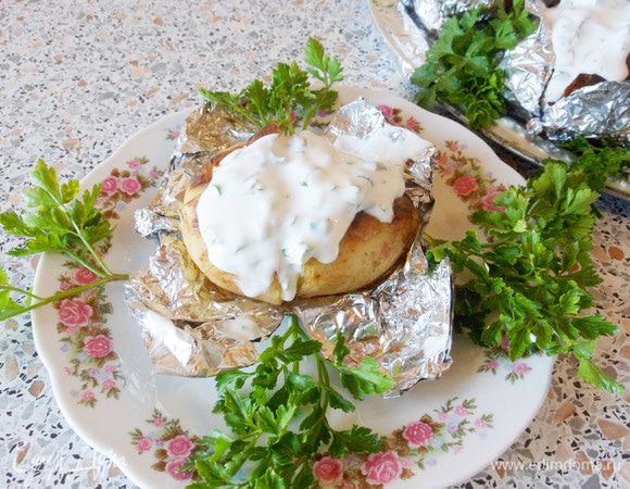 Картофель, запеченный в фольге на углях, готов. Все к столу, пока картофель горячий! Приятного аппетита! 