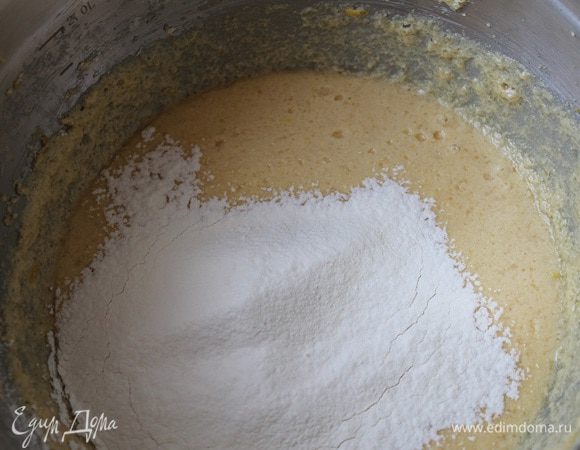 Затем добавить соль, просеянную муку и разрыхлитель. Перемешать венчиком.
