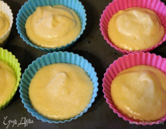 Разложить тесто по формочкам. Из этого количества теста получается 13 маффинов. Выпекать в заранее разогретой до 180°С духовке 20-30 минут. До сухой спички. Остудить.
