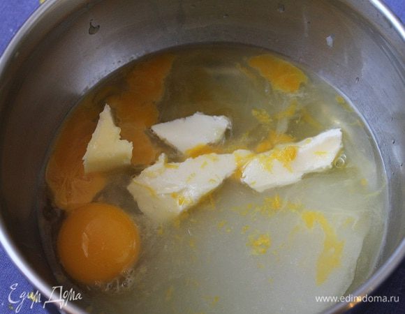 Для курда смешать все ингредиенты в ковшике и варить на среднем огне, непрерывно помешивая, до загустения. Снять с огня и остудить.
