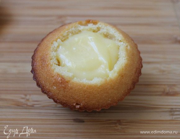 Серединку маффина заполнить курдом и накрыть сверху срезанной верхушкой.
