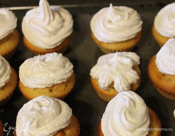 Для меренги: охлажденные белки взбить с солью, постепенно добавляя сахар, до крепких пиков. С помощью кондитерского мешка или ложки выложить меренгу на маффины. Поставить в заранее разогретую до 200°С духовку на 5-7 минут. Я запекала под грилем до легкого румянца.
