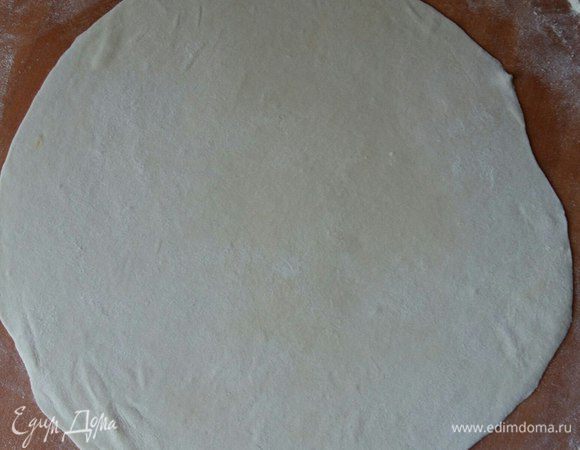 Прошло 10 минут. Раскатываем кусочек, все время припыляя мукой, тонко-тонко, диаметр круга получается примерно 28-30 см. Ну или под размер своей самой большой сковороды.