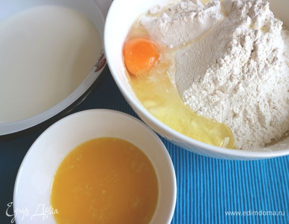Для приготовления теста молоко (можете взять менее жирное молоко) чуть погреть, оно должно быть теплое. Насыпать сухие дрожжи в молоко. Масло растопить. Смешать сначала сухие ингредиенты — муку, соль, сахар. Потом добавить влажные — масло, молоко, яйцо, смешать до однородности.