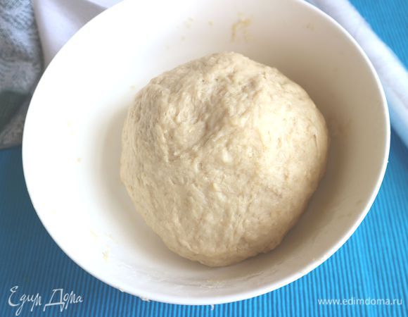 Скатать тесто в шар, положить в смазанную маслом кастрюлю или миску, затянуть пищевой пленкой. Оставить на 1,5-2 часа, пока тесто не увеличится в два раза.