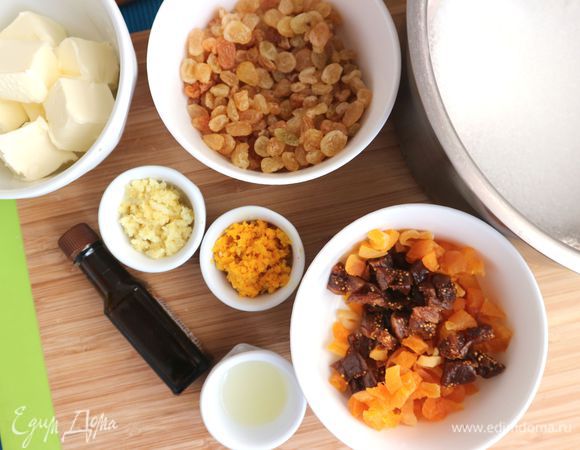 Для приготовления начинки.
Изюм залить кипятком и дать постоять минут 10. Воду слить, изюм обсушить. Натереть цедру лимона и апельсина на мелкой терке. Из лимона выдавить сок. Масло достать заранее. Оно должно быть мягким. Взбить  масло с белым и тростниковым сахаром до кремообразного состояния. 
