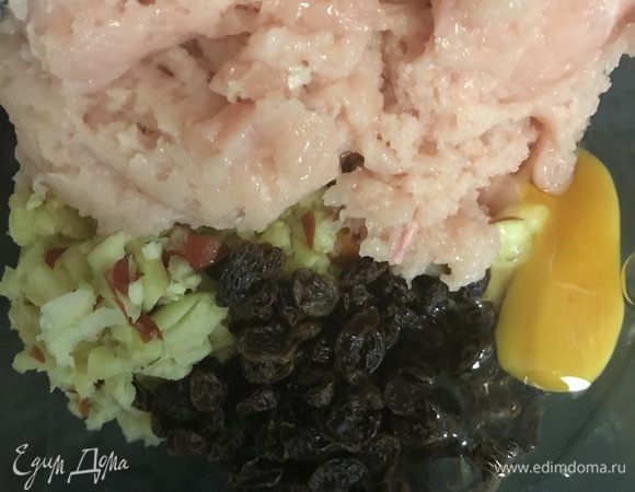 Размолоть в блендере курицу. Затем так же размолоть лук и яблоко. Все перемешать: курицу, лук, яйцо, изюм, яблоко, соль, перец.
