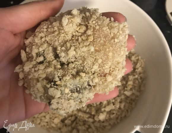 Лепим котлеты и обваливаем в сухарях. 