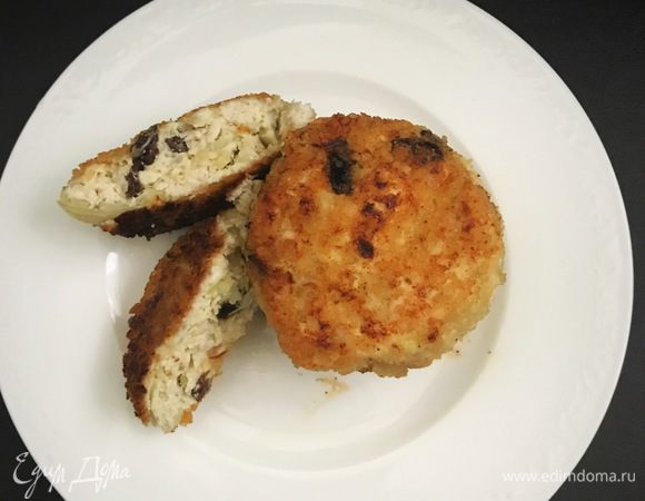 Жарим на разогретой сковороде по 3-5 мин. с каждой стороны. 