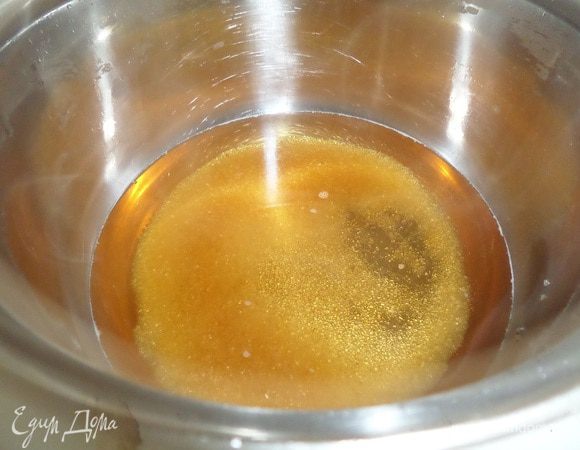 В кастрюлю высыпаем сахар и заливаем водой. Доводим до кипения и снимаем с огня. Охлаждаем.
