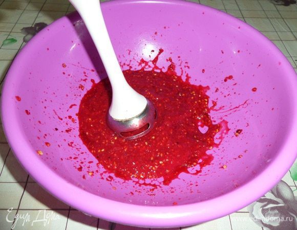 С помощью блендера делаем ягодное пюре.
