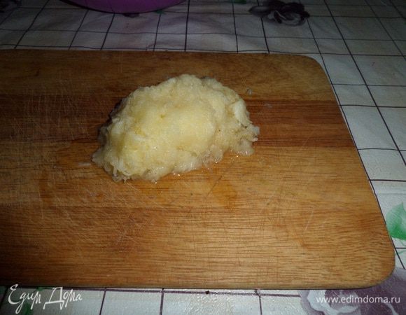 Яблоко моем, очищаем, натираем на терке.
