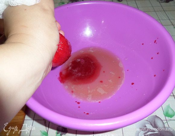 Яблочную массу выкладываем на марлю и вручную выжимаем сок. Также с помощью марли выжимаем сок из пюрированных ягод.
