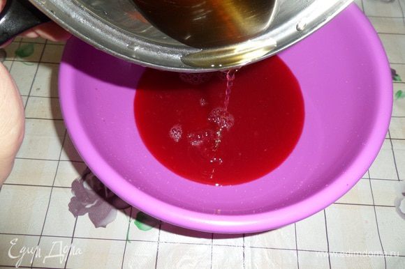 В чашку с яблочно-ягодным соком добавляем охлажденный сахарный сироп. Перемешиваем.