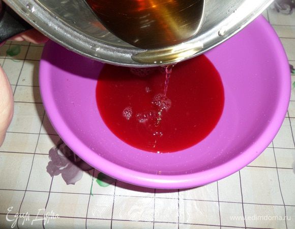 В чашку с яблочно-ягодным соком добавляем охлажденный сахарный сироп. Перемешиваем.
