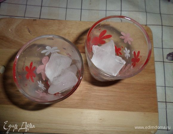 В стаканы выкладываем кубики льда и наливаем наш «Малинад».