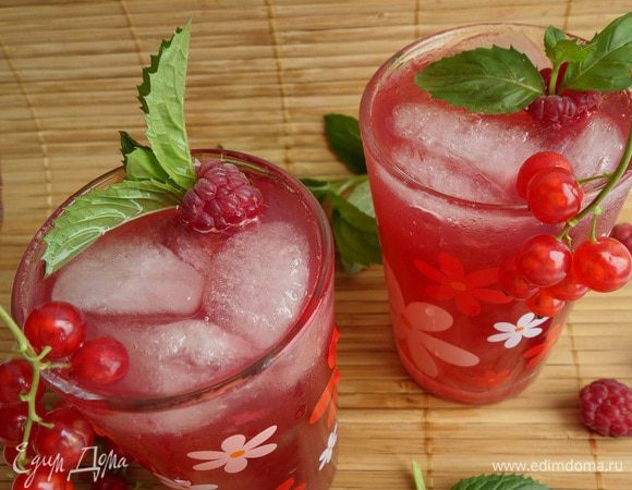 Сразу же подаем, украсив ягодами и листиками мяты.