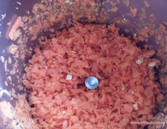 Морковь трем на средней терке. 
В термомиксе: морковь 400 г + 20 г сливочного масла и сахарная пудра 5 сек./скорость 5.