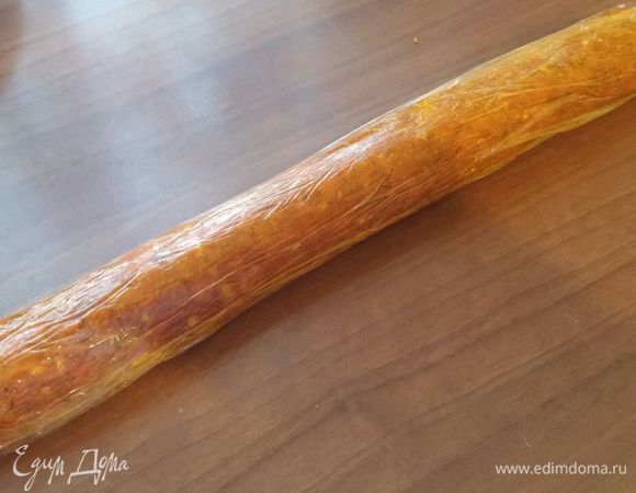 Когда морковь остыла, добавляем к ней смесь из грецкого ореха и печенья, выкладываем эту смесь на пищевую пленку и формируем колбаску. Убираем в холодильник минут на 20.