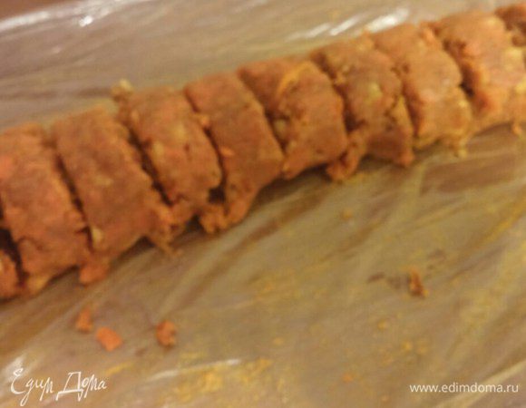 Режем колбаску на шайбы и катаем шарики размером с грецкий орех или меньше.