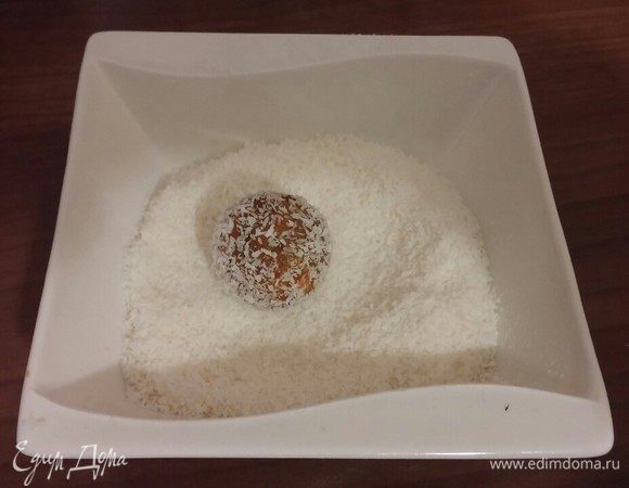 Каждую конфетку обвалять в кокосовой стружке или в любых других орехах. Приятного аппетита!