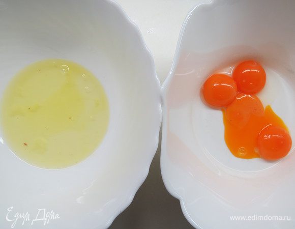 Готовим кокосовый бисквит. Яйца делим на белки и желтки.