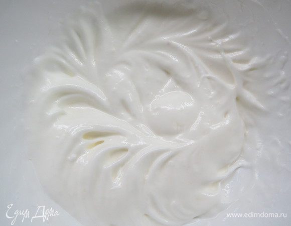 Взбиваем белки до крепкой пены, постепенно подсыпаем оставшиеся 45 г сахара, взбиваем белки до устойчивых пиков.