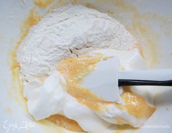 Муку перемешиваем с крахмалом, затем просеиваем. Аккуратно в несколько приемов вводим взбитые белки и просеянную мучную смесь в желточную массу.