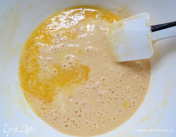 Сливочное масло растапливаем (я обычно топлю в микроволновке), остужаем до комнатной температуры. По стеночке аккуратно добавляем в тесто и перемешиваем.