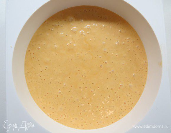 Тесто вылить в форму (у меня силиконовая, я ничем не смазывала). Выпекать около 20 минут в разогретой до 180°С духовке.