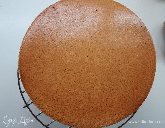 Дать бисквиту остыть в форме и только потом извлечь. Бисквит можно использовать сразу или хранить в пленке в холодильнике.