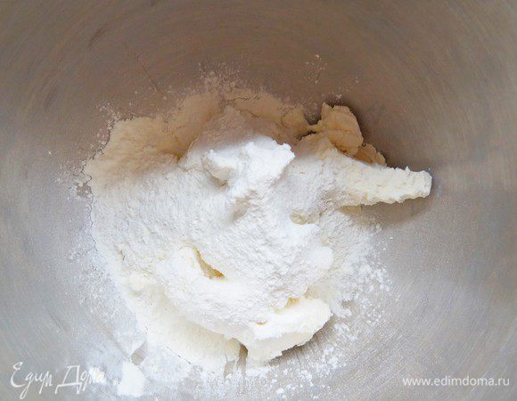 Готовим кокосовый чизкейк. Духовку разогреть до 170°С. В чашу миксера поместить крем-чиз, сахар и кукурузный крахмал. Взбивать на небольшой скорости миксера до однородности несколько минут. Затем добавить кокосовый экстракт и еще раз взбить.