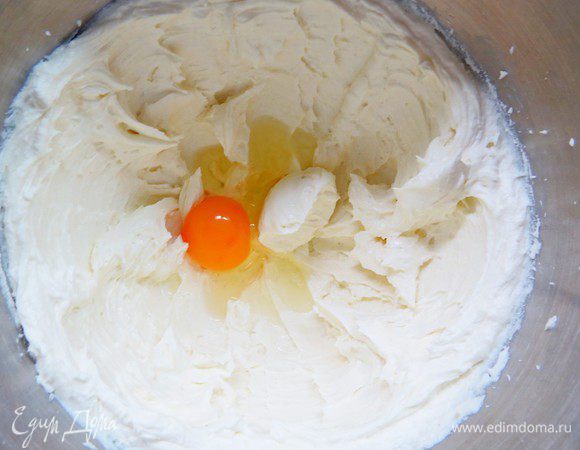 Добавить яйцо, взбить, затем добавить желток, взбить еще раз (не больше 30 секунд).