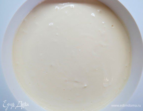 Вылить творожную массу в форму. Выпекать 50-55 минут на водяной бане. Дать чизкейку остыть и извлечь из формы. Для удобства сборки чизкейк можно заморозить.