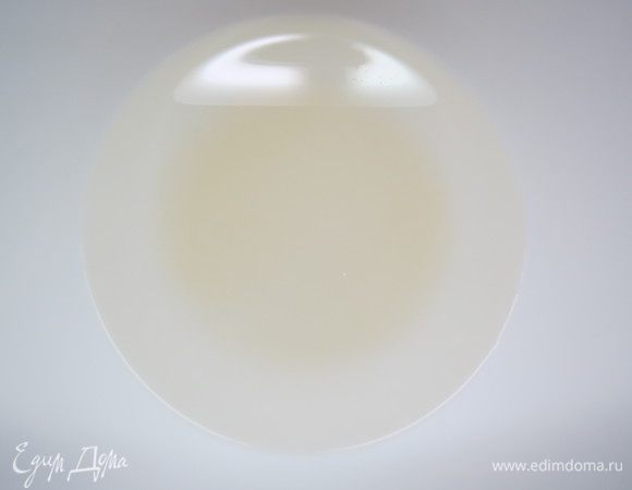 Делаем кокосовый сироп для пропитки. Соединить воду и сахар, довести до кипения и растворения сахара, добавить кокосовый экстракт, остудить.