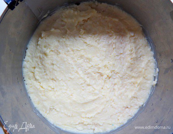 Сверху выкладываем кокосовый крем с маскарпоне (примерно 1/3 часть).